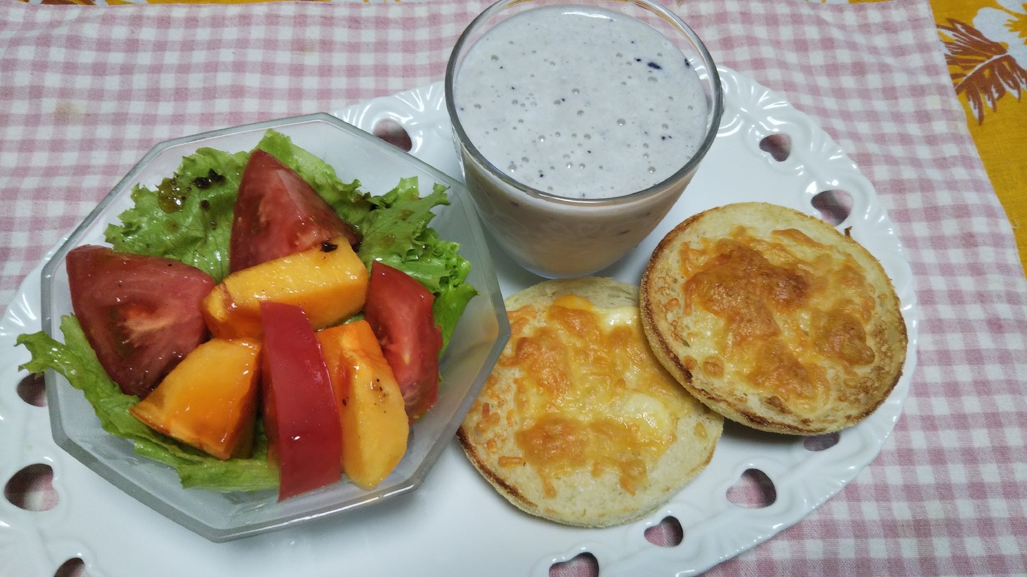 チーズトーストと柿トマトサラダとスムージー☆