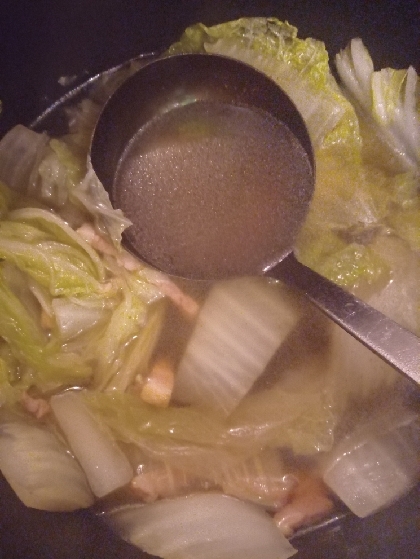 簡単♪白菜とベーコンのコンソメスープ