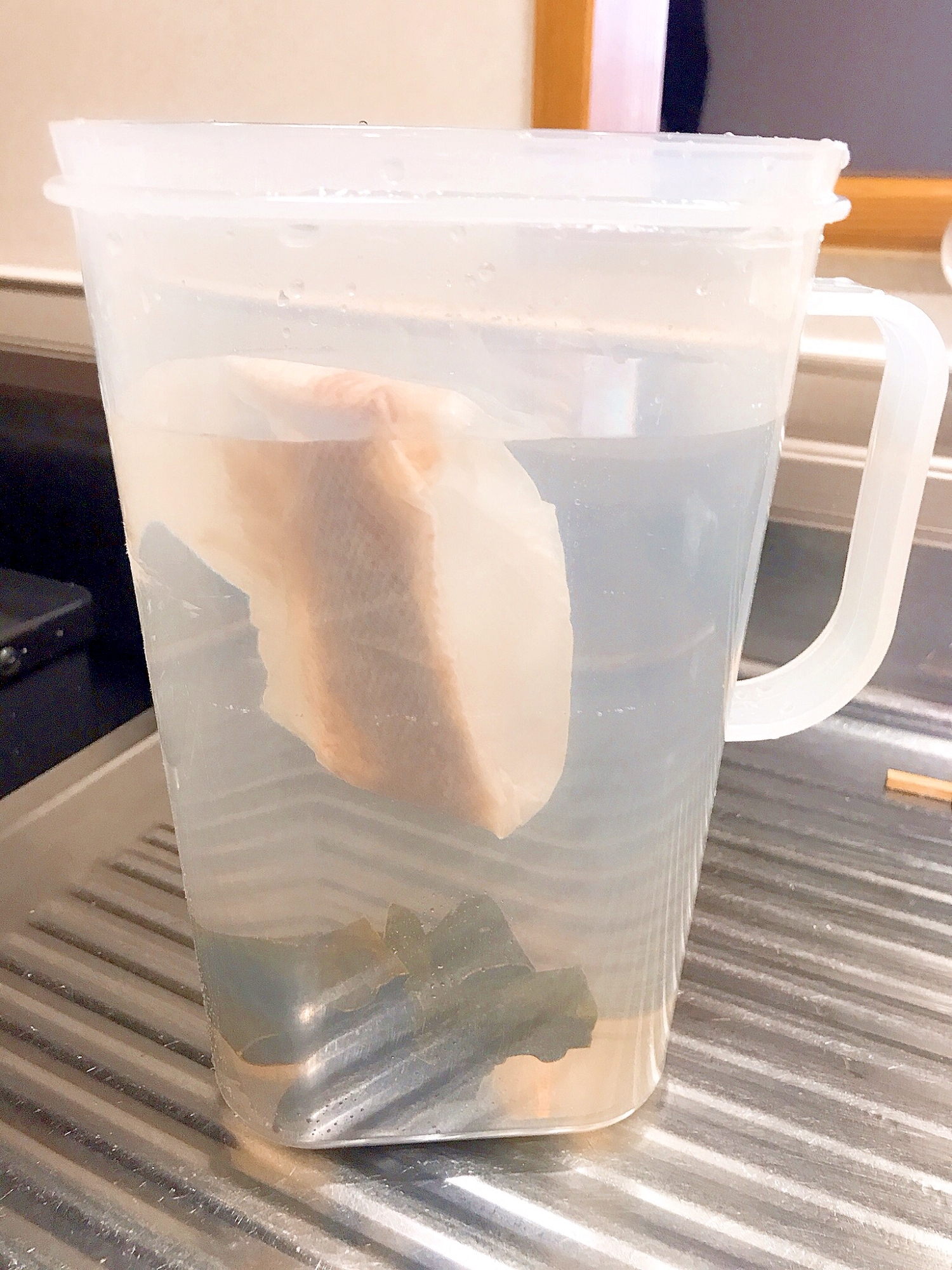 水出しで簡単！かつおぶしと昆布の簡単お出汁