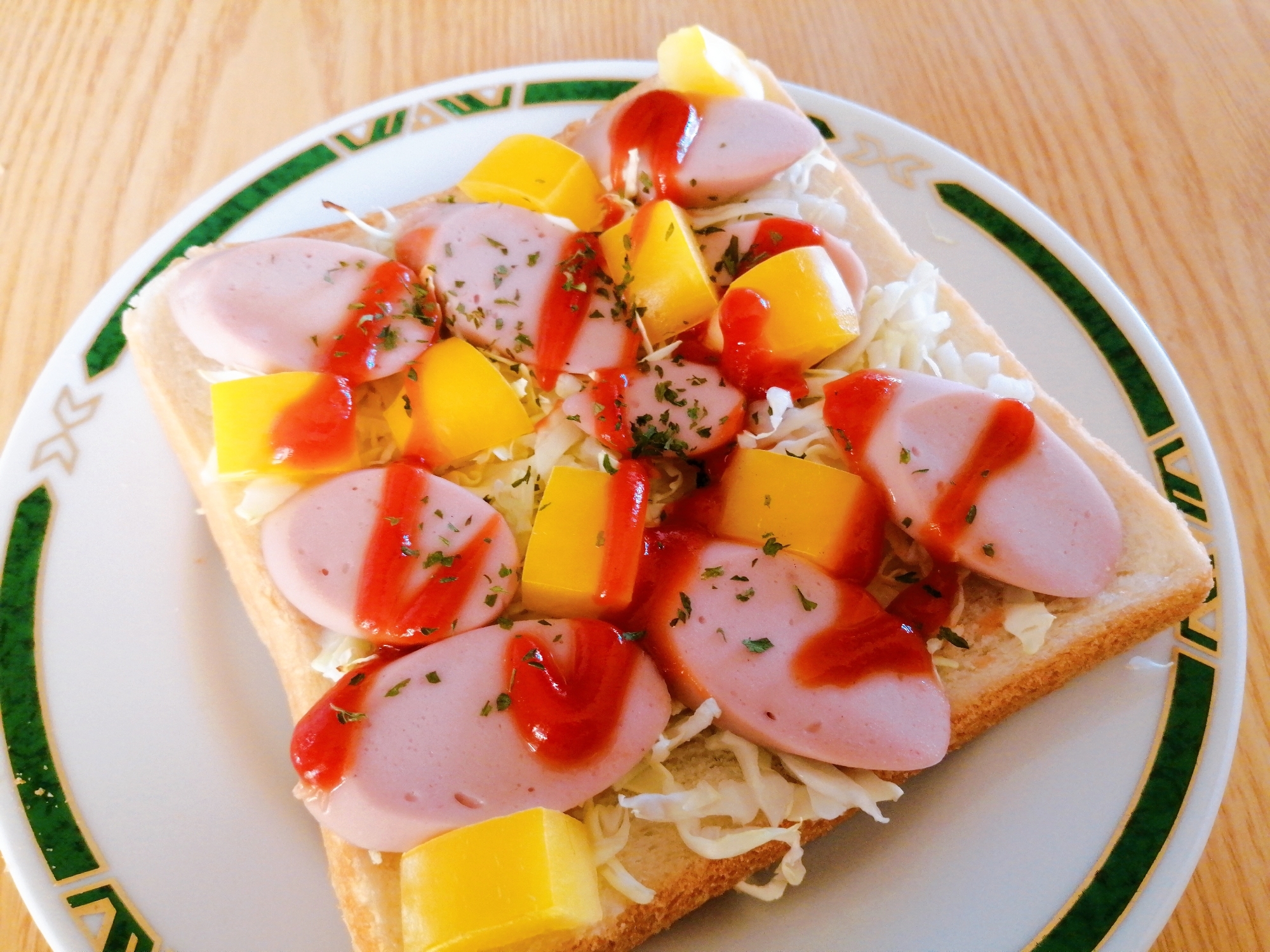 魚肉ソーセージとキャベツと黄色パプリカのトースト