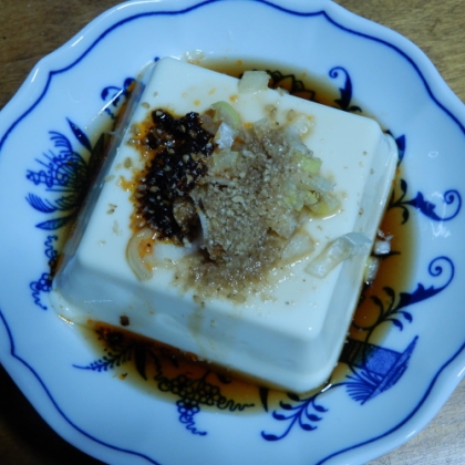 食べるラー油と刻みネギ乗せ豆腐
