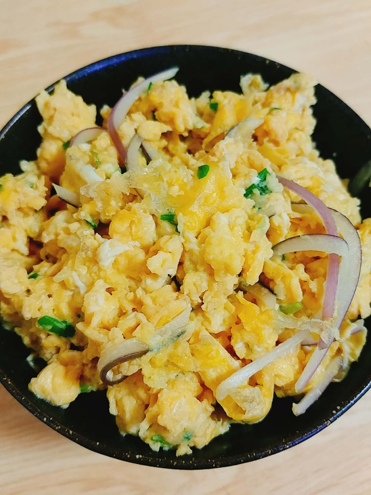 赤玉葱と小ネギのスクランブルエッグ丼