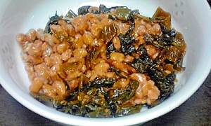 瓶入り高菜とピリ辛ラー油de納豆