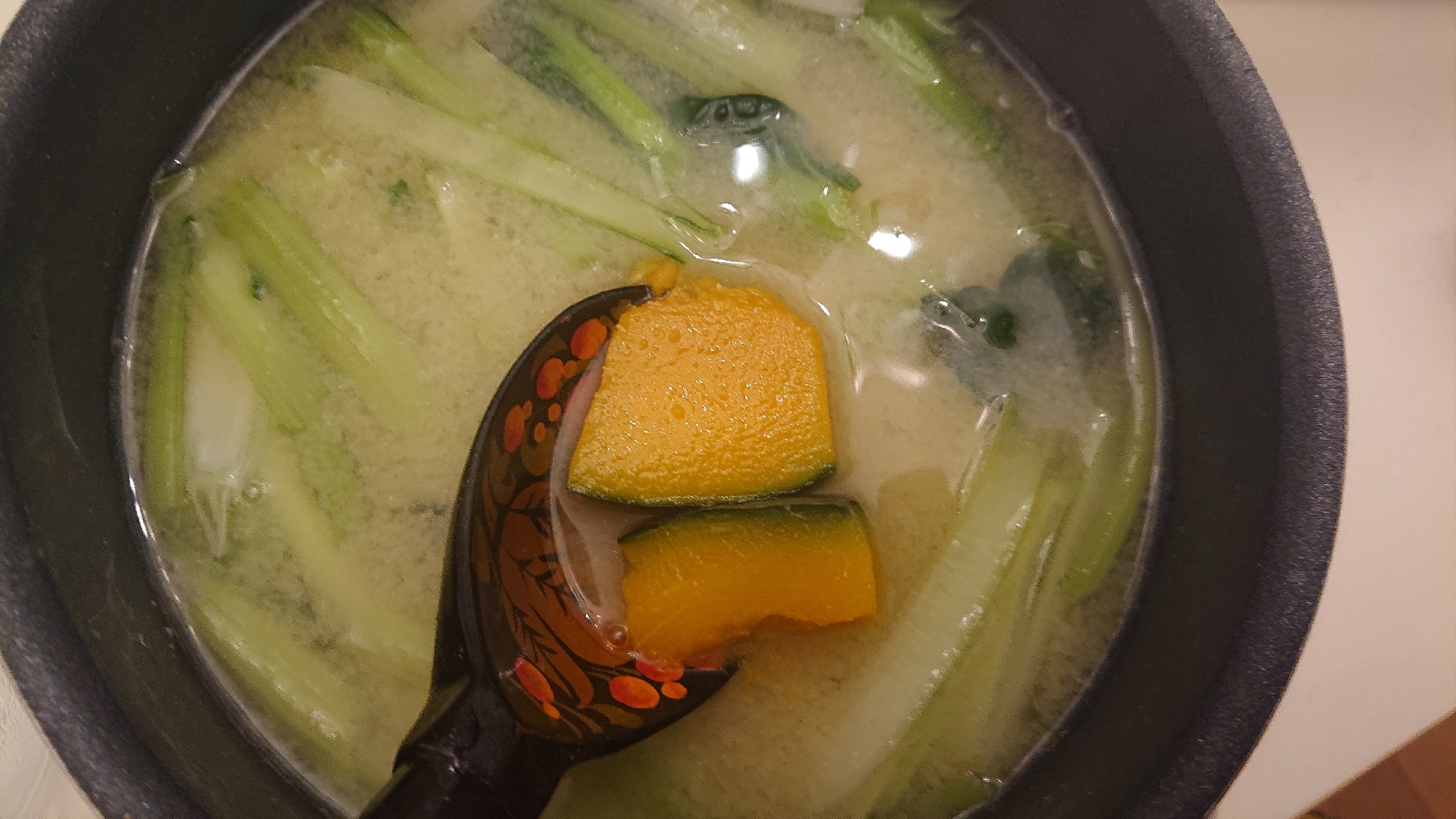 緑野菜とカボチャのお味噌汁