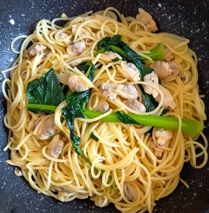 冷凍のむき身あさりが有ったので作らせて頂きました♥和風のボンゴレビアンコ美味しいですね♥あさりの出汁が出てコク深い味になっていました♥葉はブロッコリーです♥