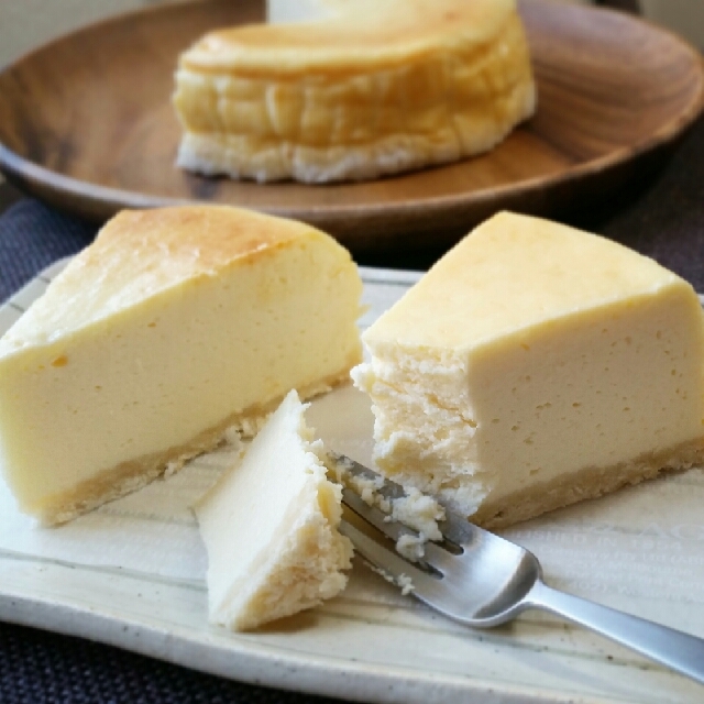 白い皿に盛り付けたホワイトチョコの濃厚ベイクドチーズケーキ