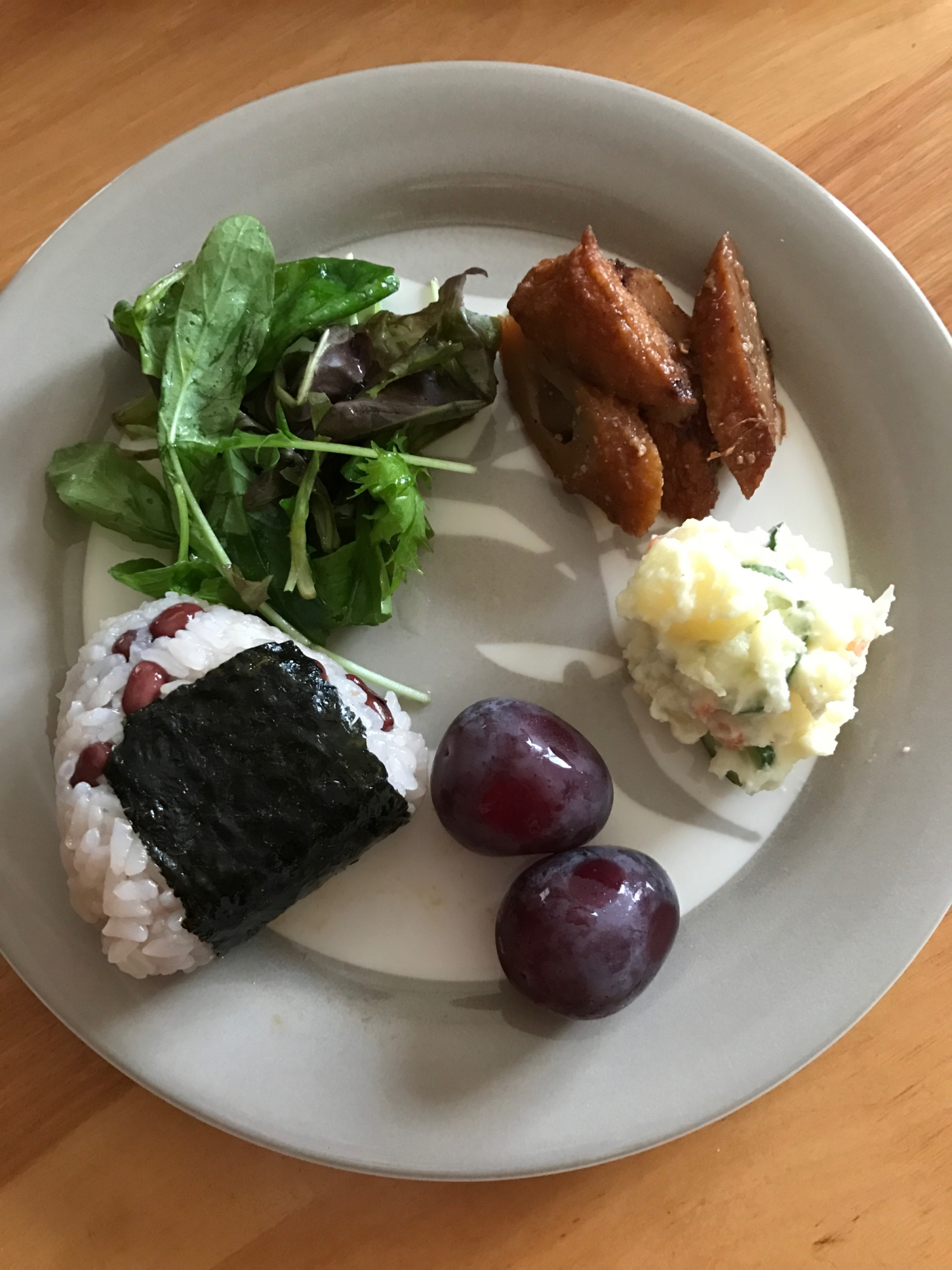 赤飯おむすび朝ごはんプレート