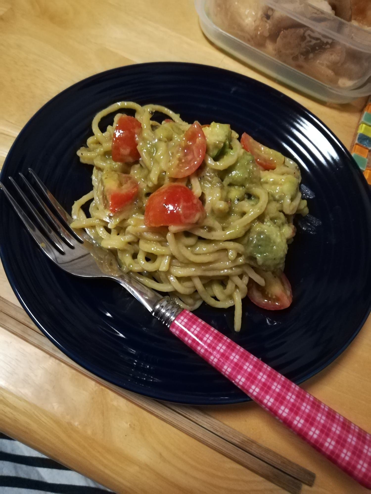 アボカドとトマトの冷製パスタ