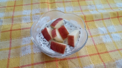 こんにちは♪
りんごちゃんのりんごレシピ作ったよ♪もちのろん、青森のりんごだよ～ん♥チアシードはブラックだけどね…カスピ海Yの布団で一晩寝かせてzzZ旨～い♥