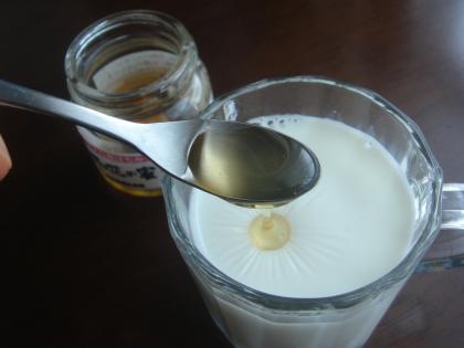 垂れた蜂蜜が牛乳の膜にしわを寄せてます。かんかんに熱くしてるのがわかますね（*^m^*）アツアツミルクが大好きなの～♪甘く優しい蜂蜜牛乳に癒されました❤