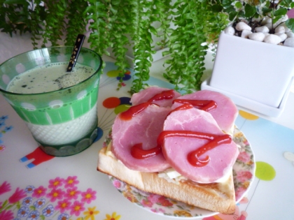 mimiさん、昨日食パン買って来ました♪
今朝のVANさんの食事です。
ハム大大大好きだから沢山のせました(*^w^*)