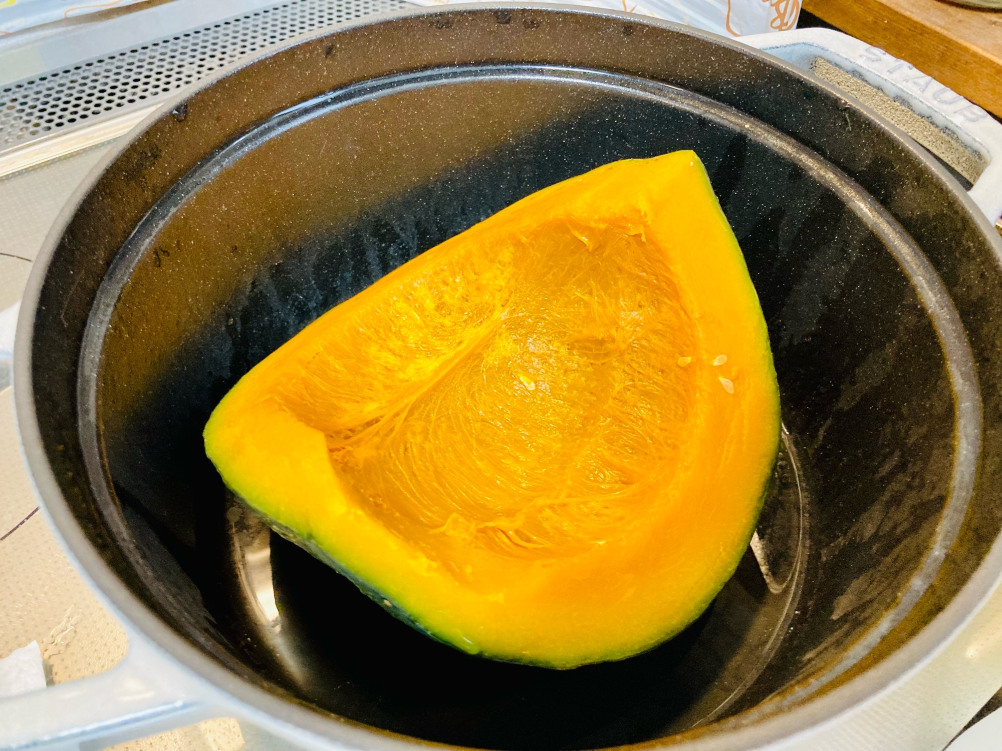 ストウブでカボチャまるごと蒸し!東のまるごと鍋