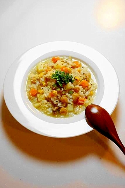 お酒の締めに！ひよこ豆とアサリと野菜のライススープ