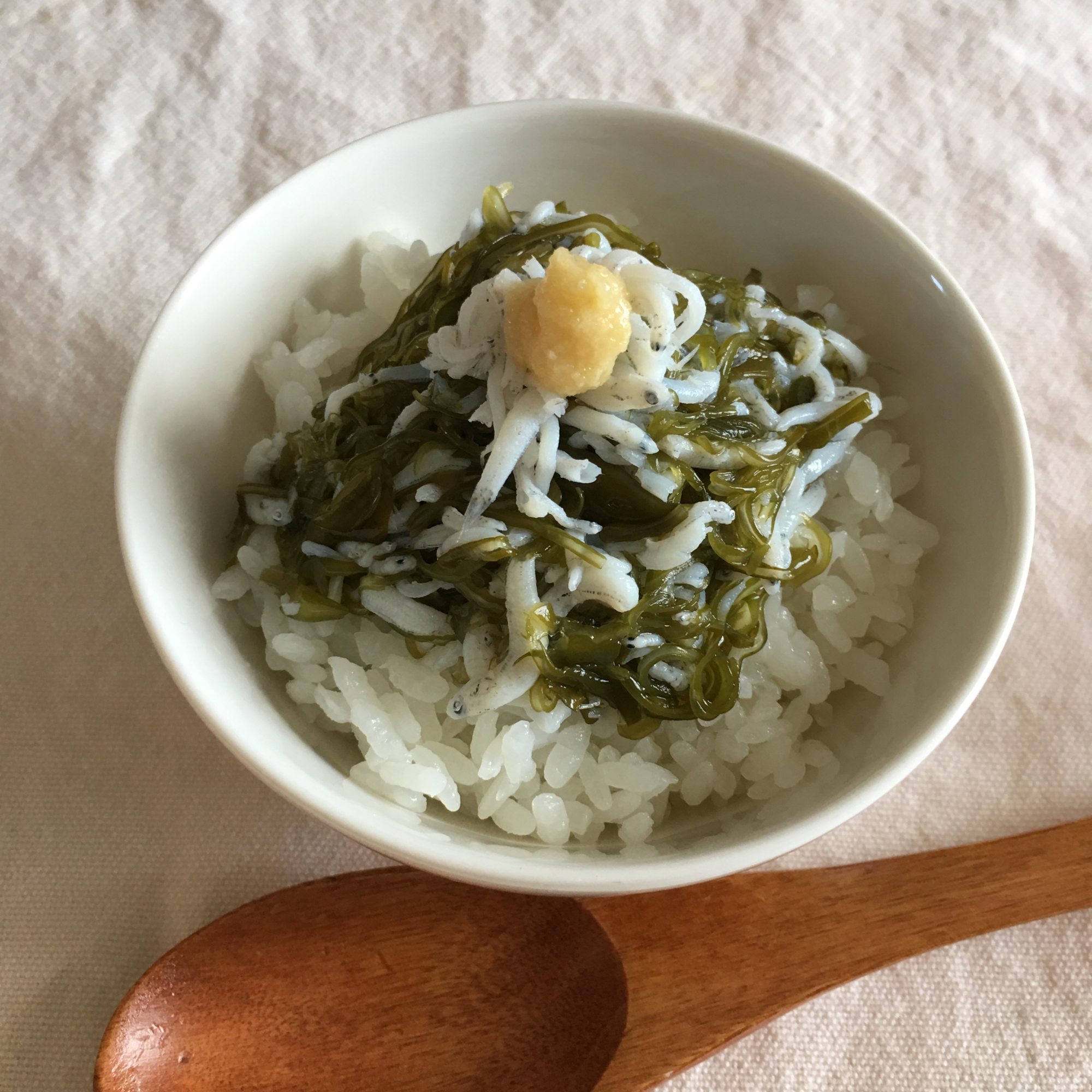 生姜が爽やか味付けめかぶのしらすご飯♡