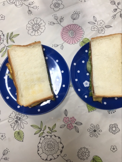 目玉焼きとハムのサンドイッチ