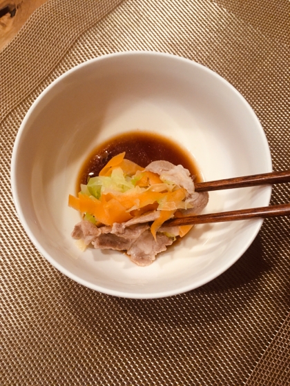 簡単に出来て、材料も少なくて済む！鍋界で1番好きになりました(*´ω`*)♪彩りとして、にんじんをスライスしたものを入れました♬︎またリピします！