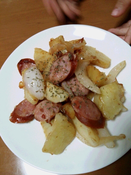 ベーコンがなくて、ソーセージで作りました。
旦那に「このイモ美味しい」と好評でした。