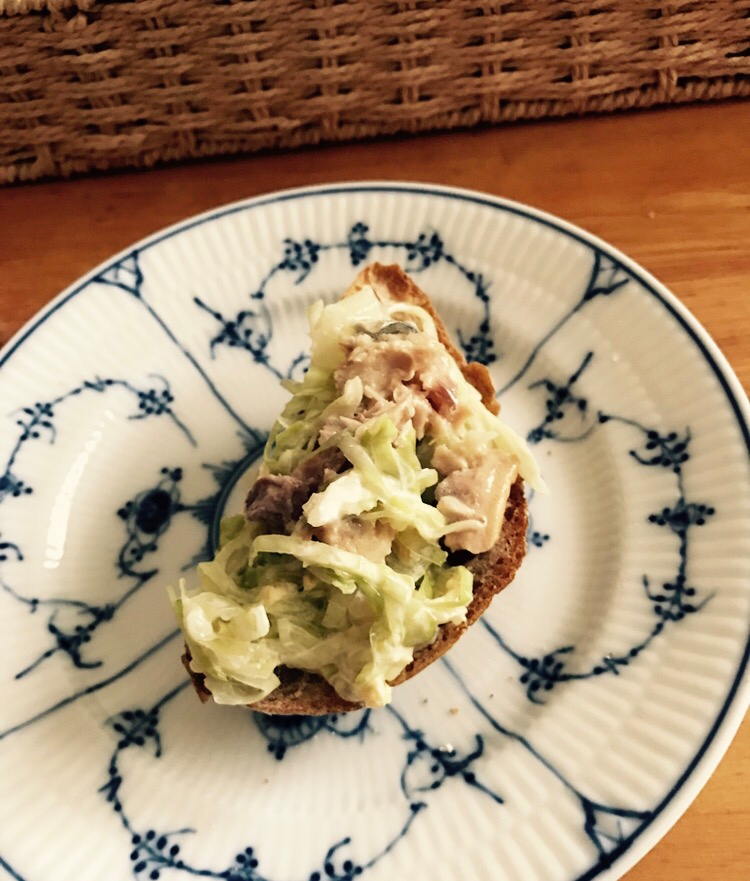 キャベツと鯖缶のマヨ醤油炒めのタルティーヌ