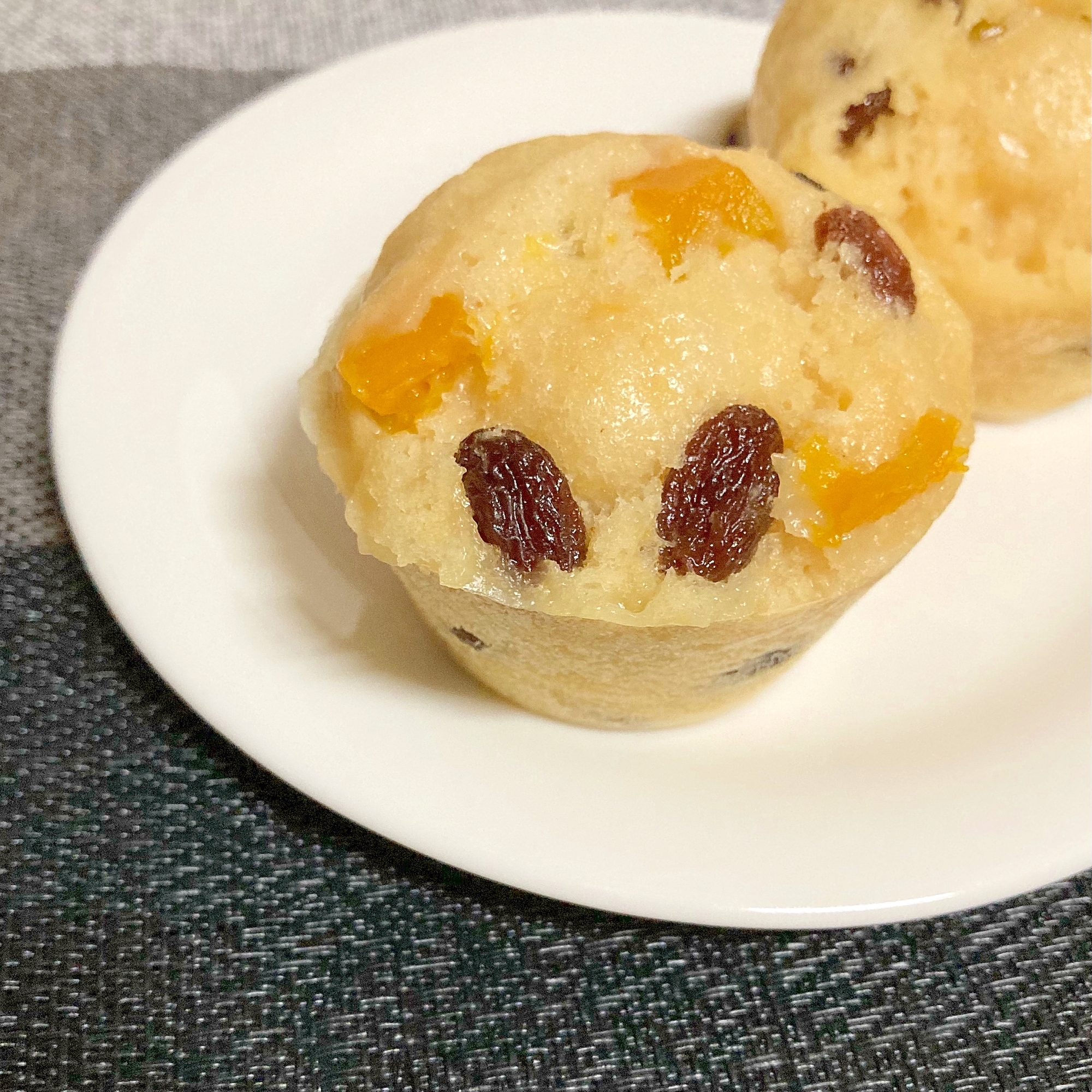 ハロウィンに 角切りかぼちゃとレーズンの蒸しパン