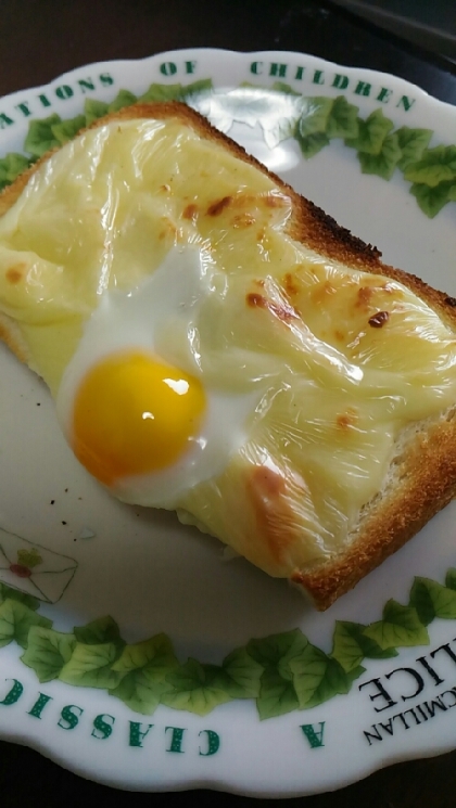 プチ目玉焼きとチーズのフランスパントースト