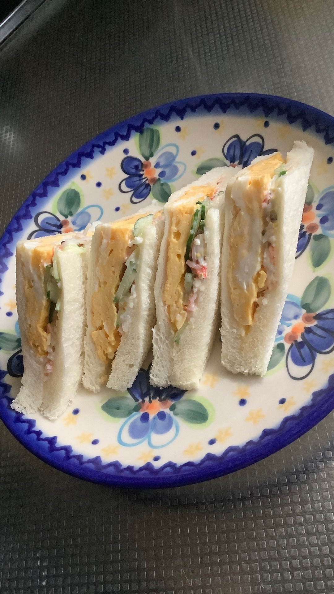 卵焼きとカニカマきゅうりのサンドイッチ