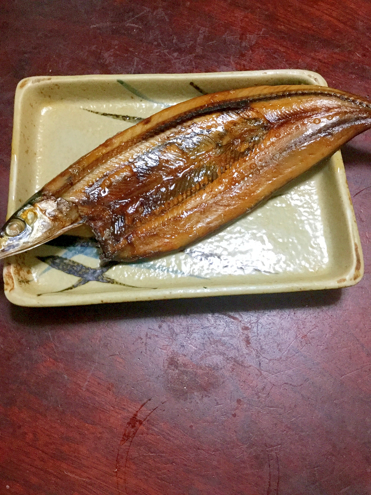 秋刀魚の開きのコーレーグースー焼き。