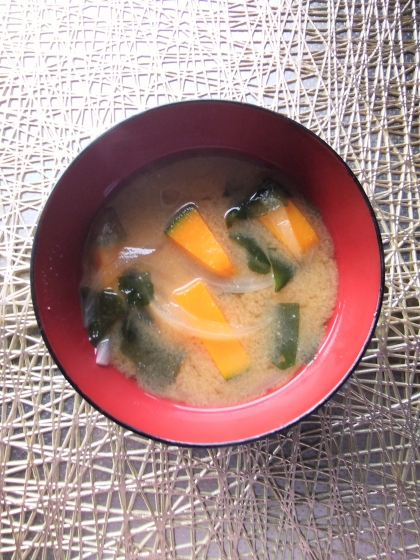 かぼちゃと玉ねぎわかめの味噌汁