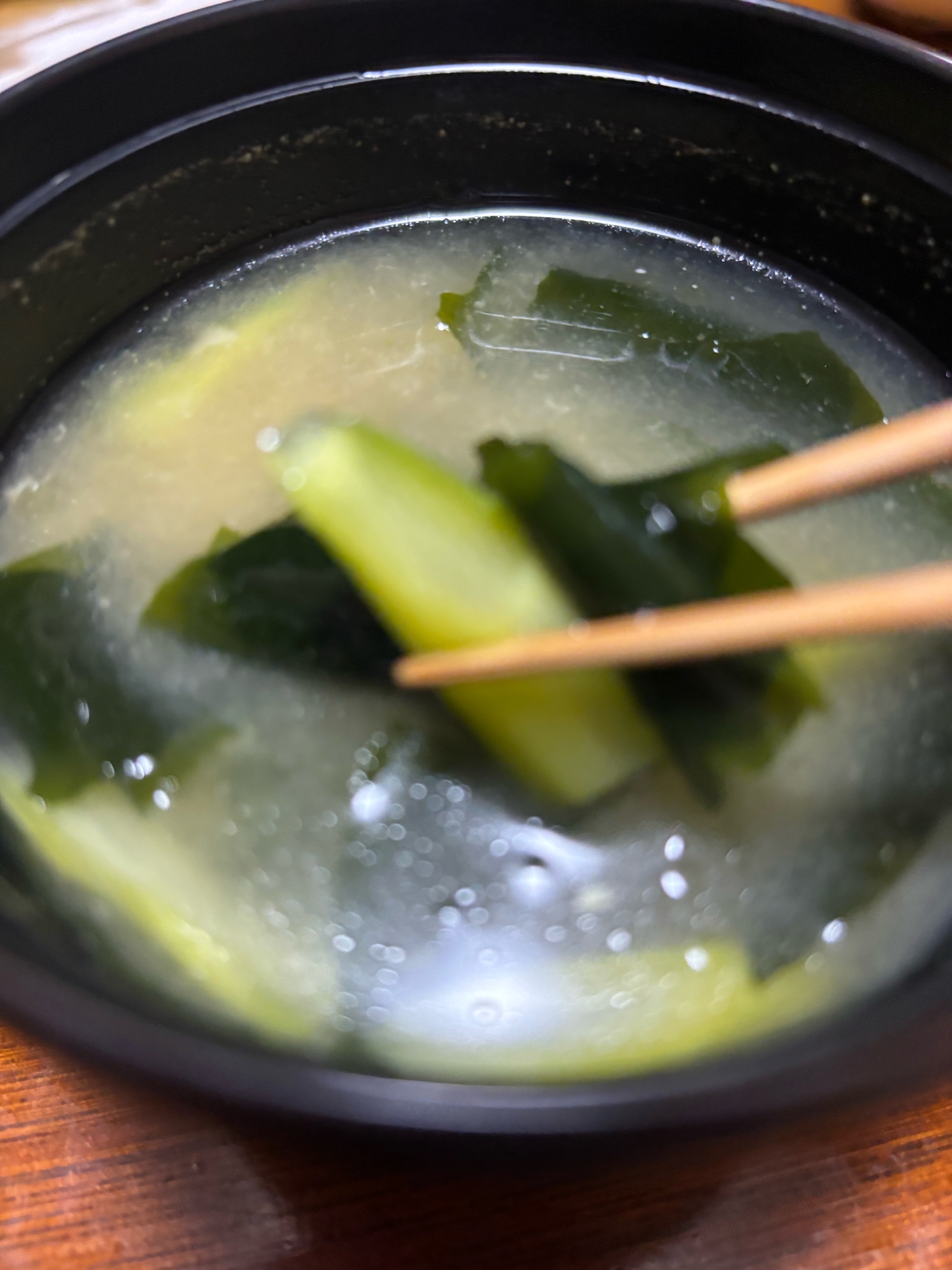 旬の《アスパラの茎とワカメの味噌汁》