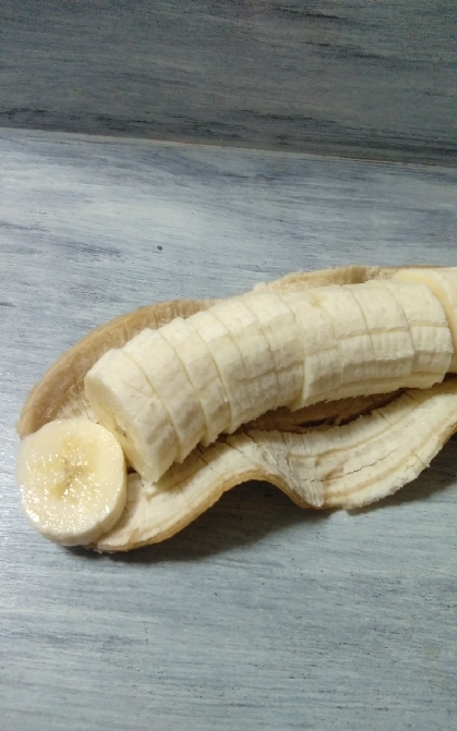 美味しそうな少し高めのバナナが半額♡あきちゃんさんのレシピをこの日の為にお気に入りに✨カッティングボード使わずバナナの皮で代用٩(ˊᗜˋ*)وお役立ちレシピ感謝