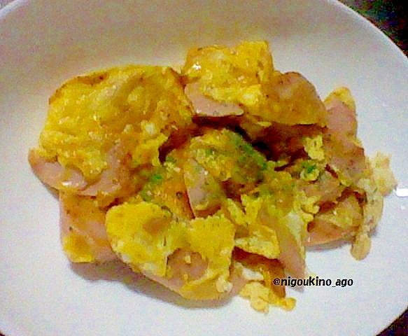 朝食にも、卵2個と魚肉ソーセージの炒め物。