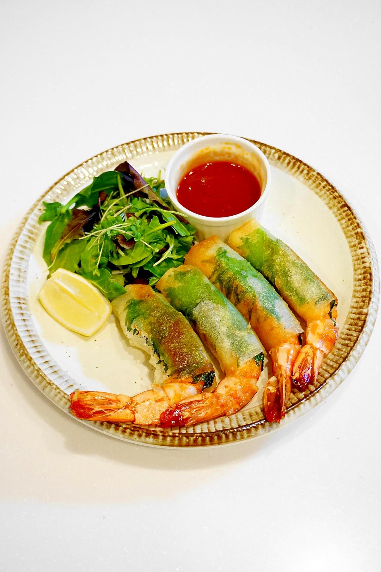 パリパリ皮&プリプリ海老&ピリ辛ソース!えび春巻き