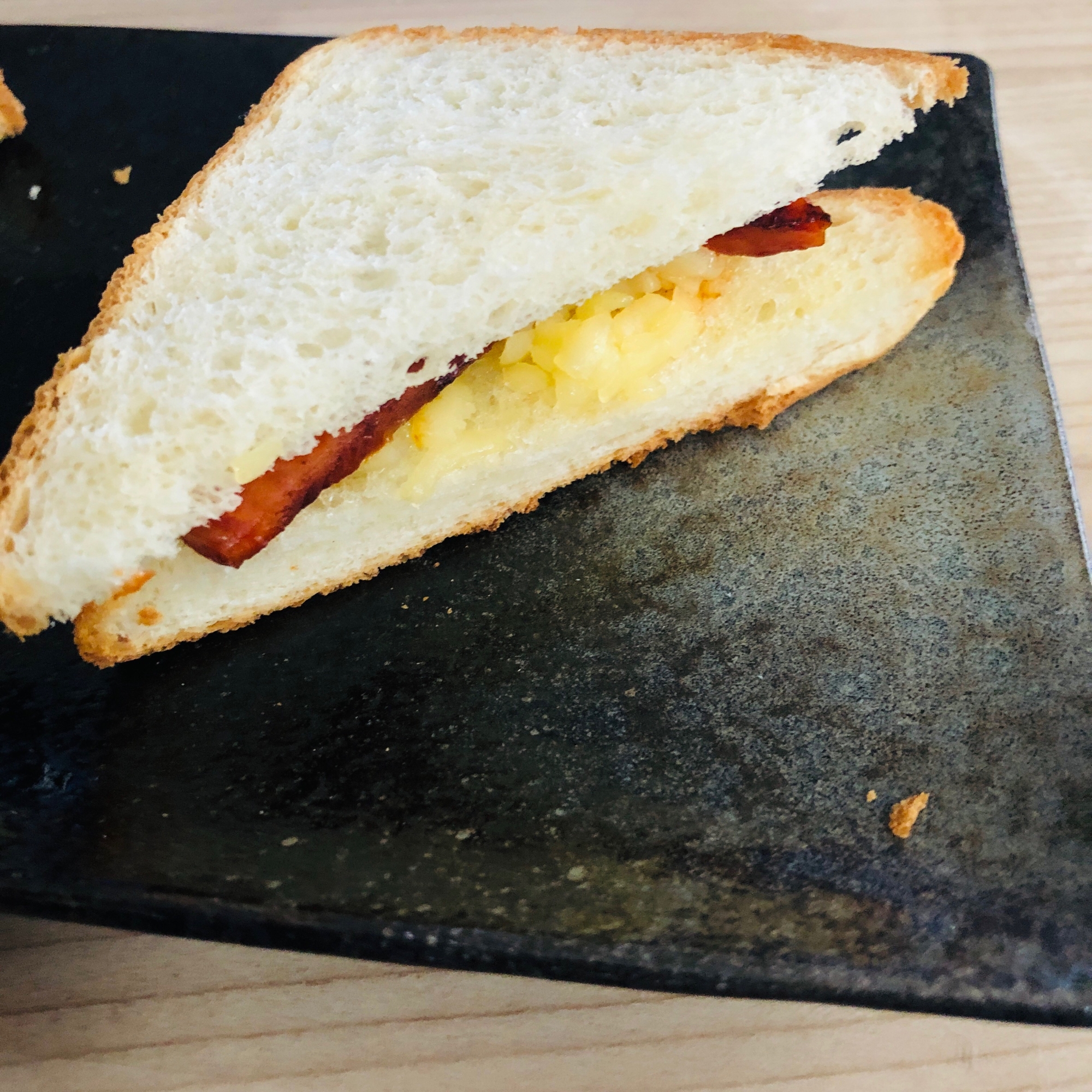 チーズとスパムとうずら目玉焼きのサンドイッチ