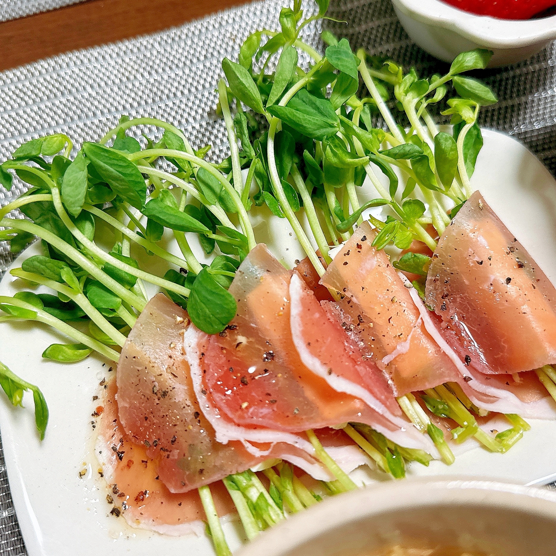 生ハムとクリームチーズの豆苗まき