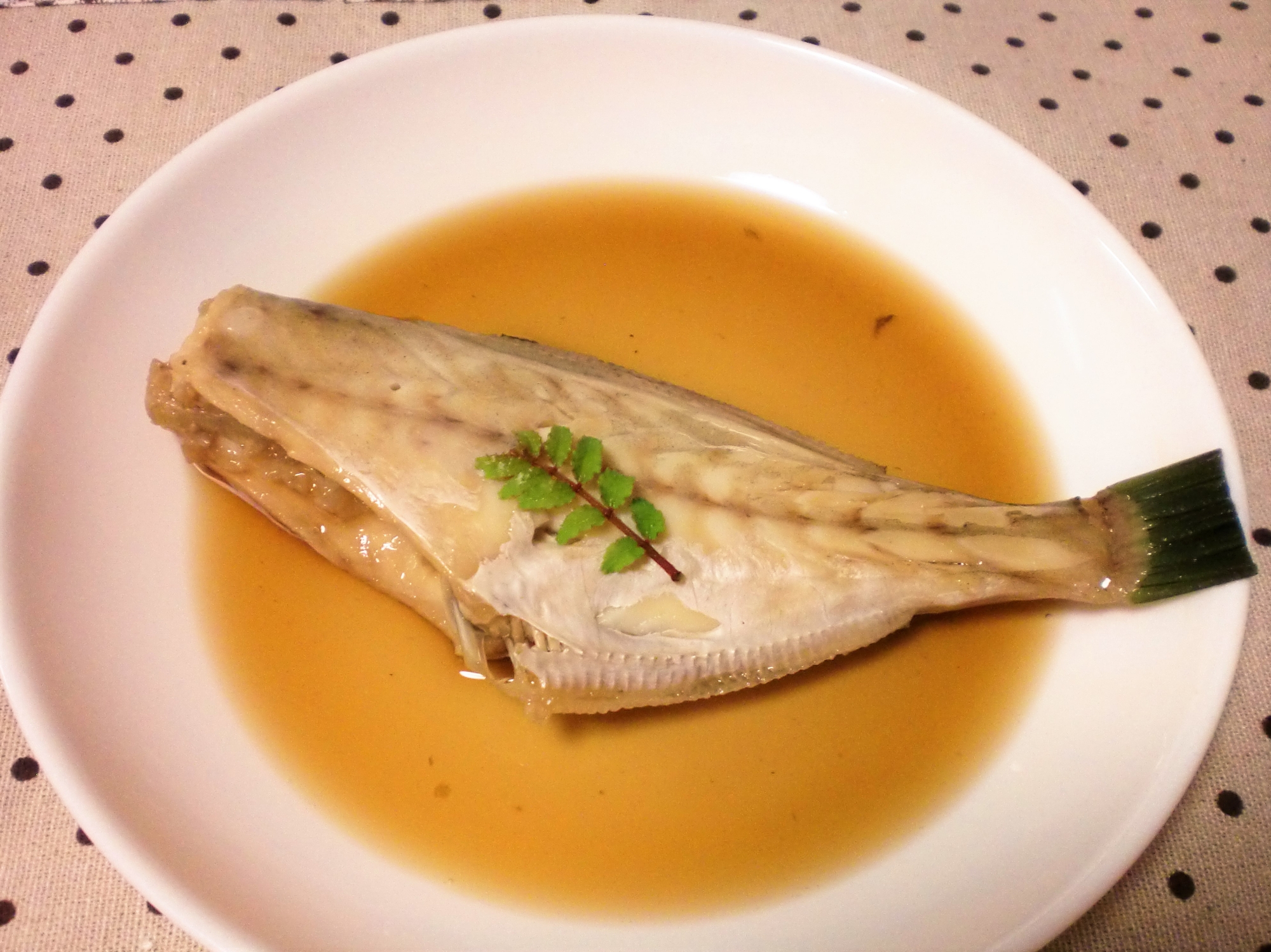 白い丸皿に盛り付けたカワハギの煮付け