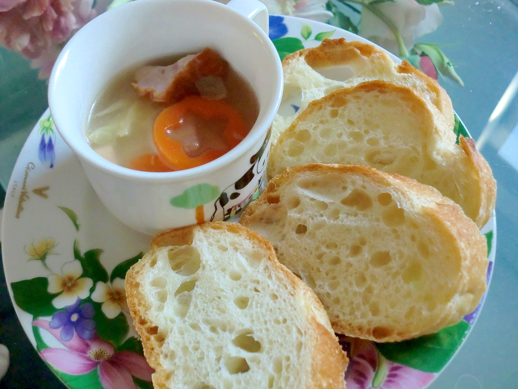 朝食に　ハム入りコンソメスープとフランスパン♪