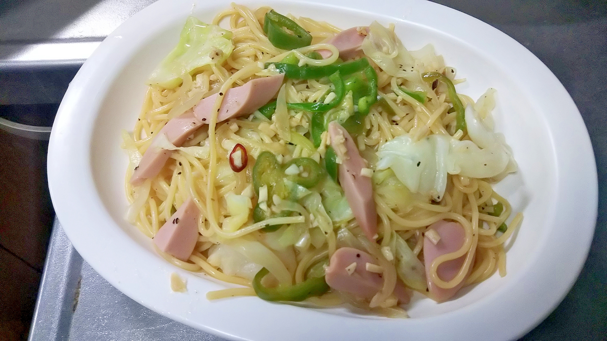 ソーセージで簡単！ペペロンチーノ風ガーリックパスタ