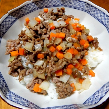ミンチと人参の味噌炒めのっけご飯