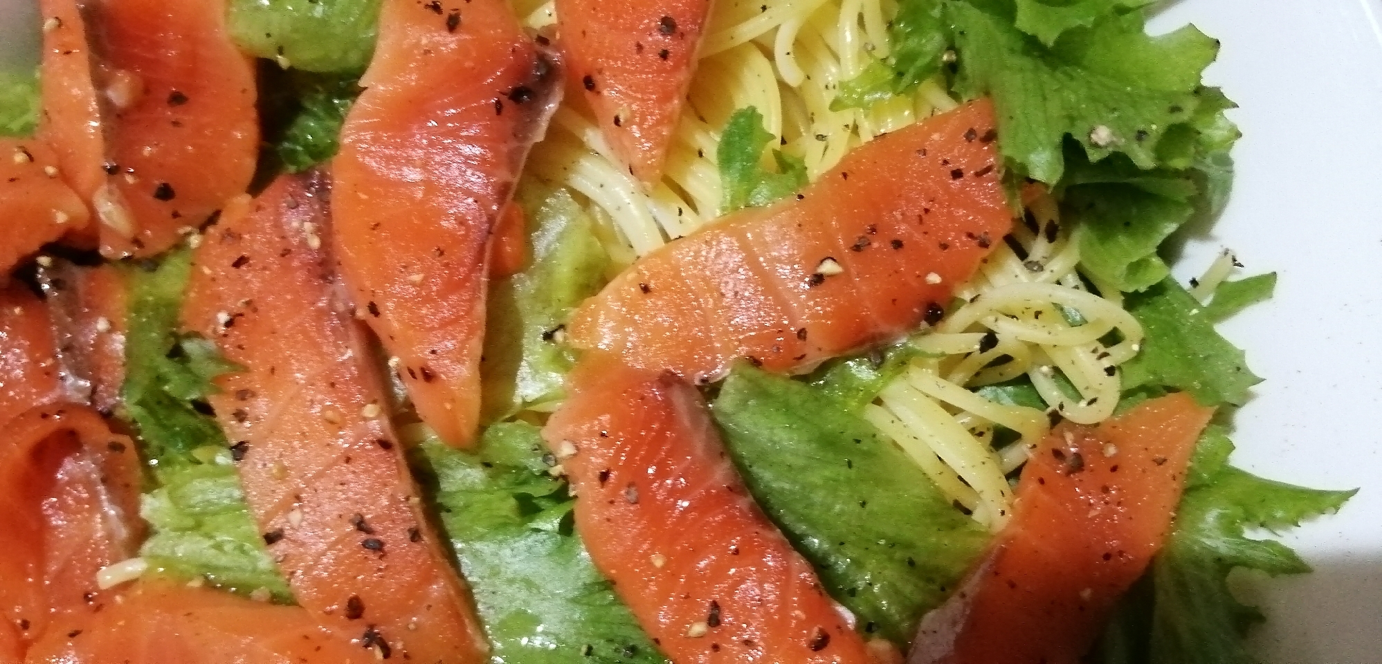 サーモン刺身のパスタサラダ