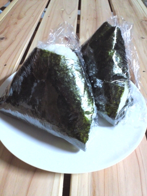 おにぎり 食べやすいラップの巻き方 レシピ 作り方 By りつなるママ 楽天レシピ