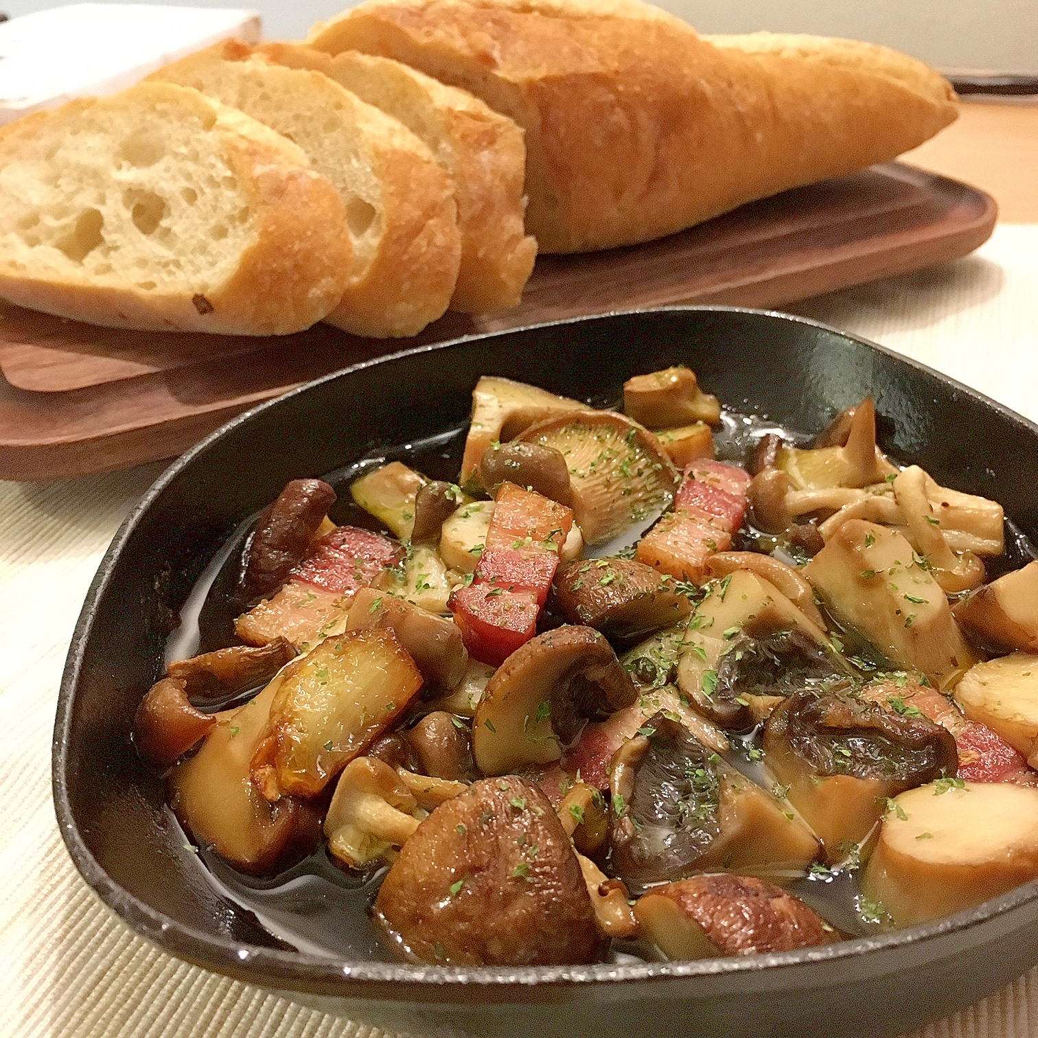 パンが足りなくなる!きのことベーコンのアヒージョ