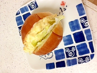 タルタル卵とレタスのロールパンサンド