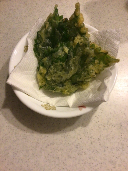 庭で育てている大葉がとってもおいしい天ぷらになりました‼︎シンプルに塩で頂きましたが家族にも好評でした。