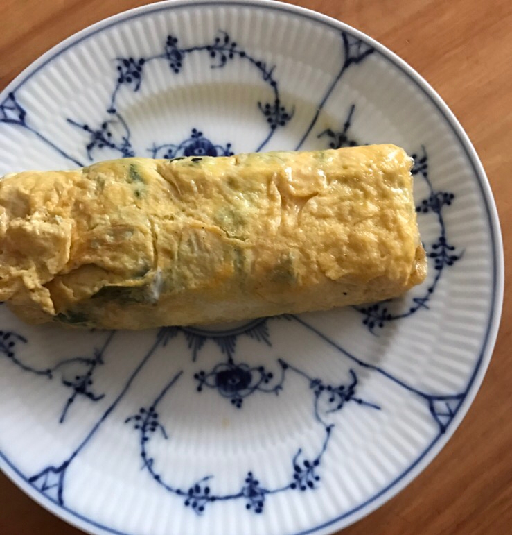 セロリの葉とピーナッツのめんつゆ卵焼き