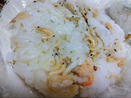 揚げ玉と黒ごまとあみえびのおにぎり