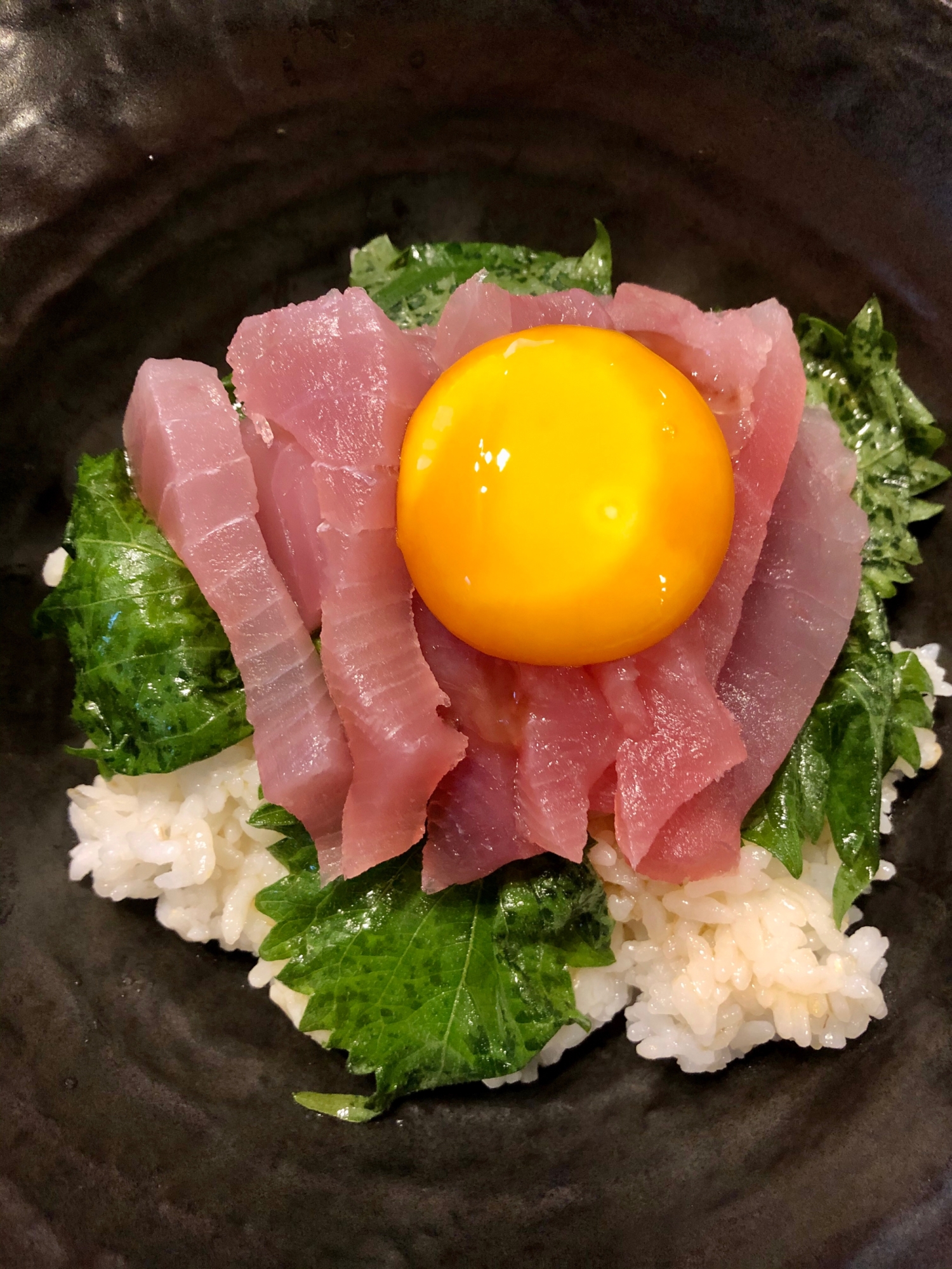 びんちょうマグロと大葉卵黄漬けのっけ丼