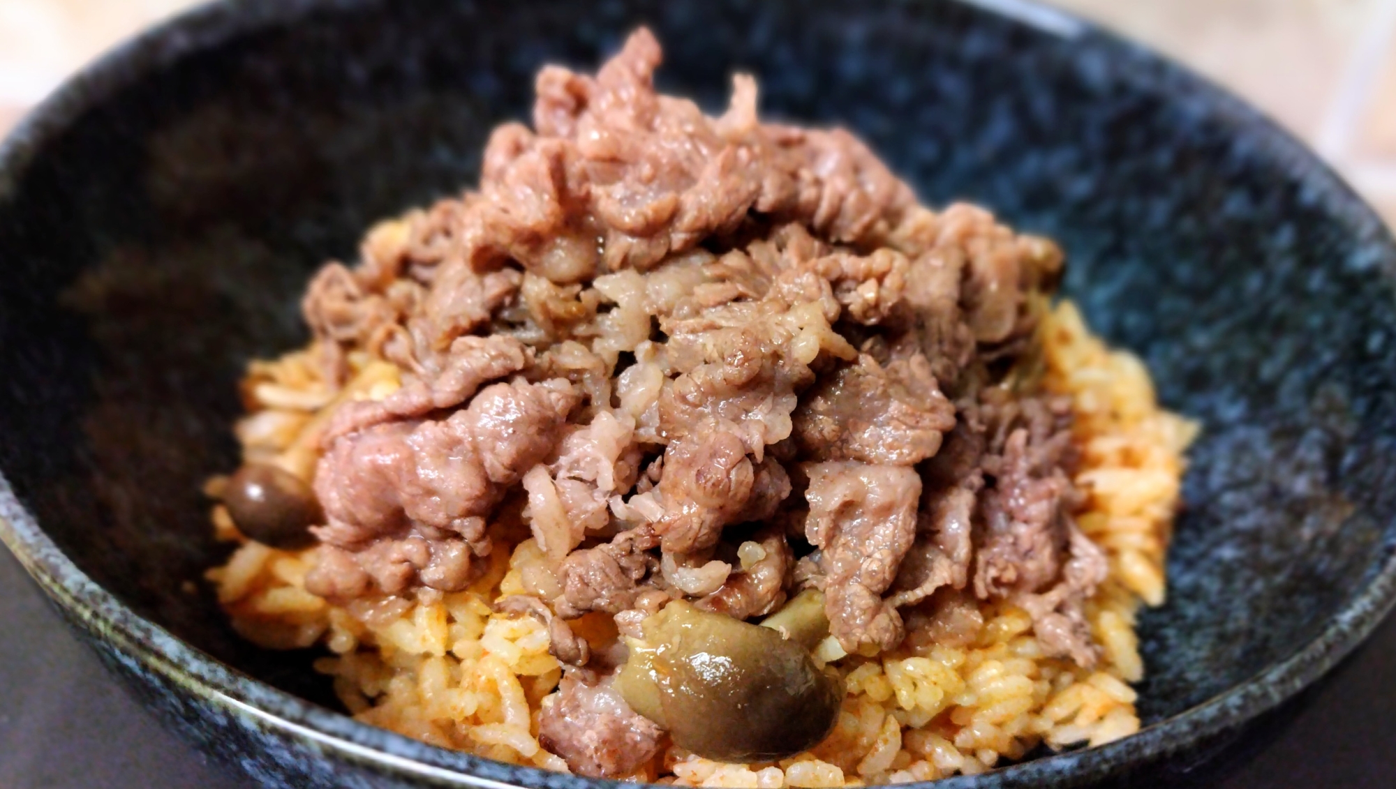 キムチ鍋用スープでビビンバ風に⚝肉のせ炊き込みご飯