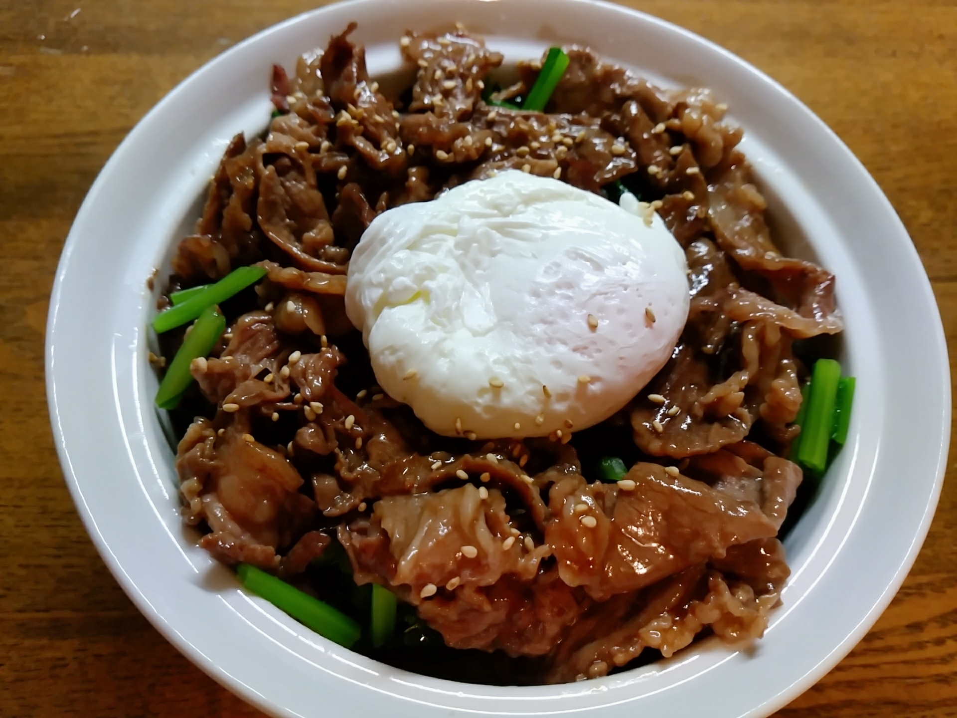 半熟卵のせ小松菜と焼き肉の丼