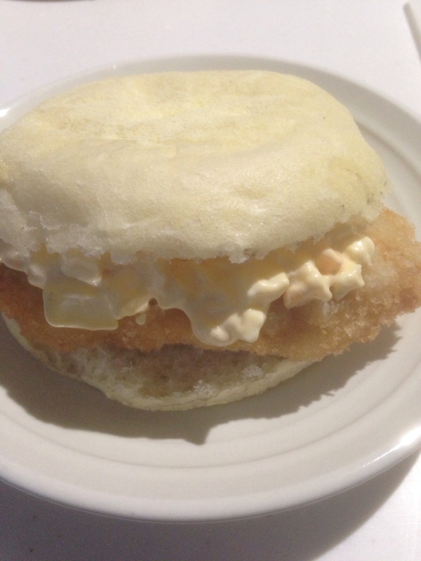 イングリッシュマフィンのチキンカツサンド
