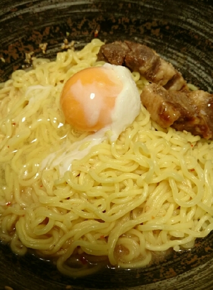 とんこつラーメンで作ってみましたが、簡単で美味しかったです。トッピングは茹で玉子と角煮です～。
今度は醤油ラーメンでチャレンジしてみます。