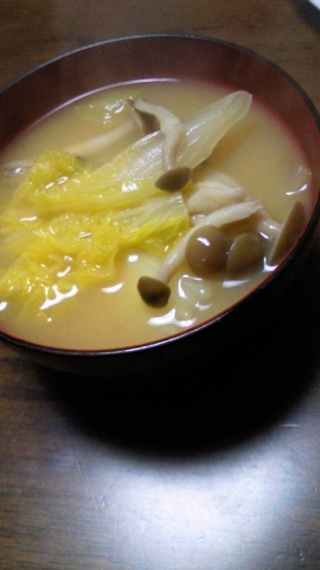 白菜とシメジと高野豆腐のお味噌汁